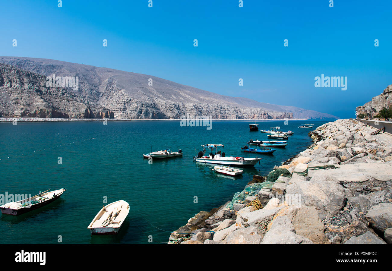 Fiordi della penisola di Musandam vicino Khasab in Oman Foto Stock