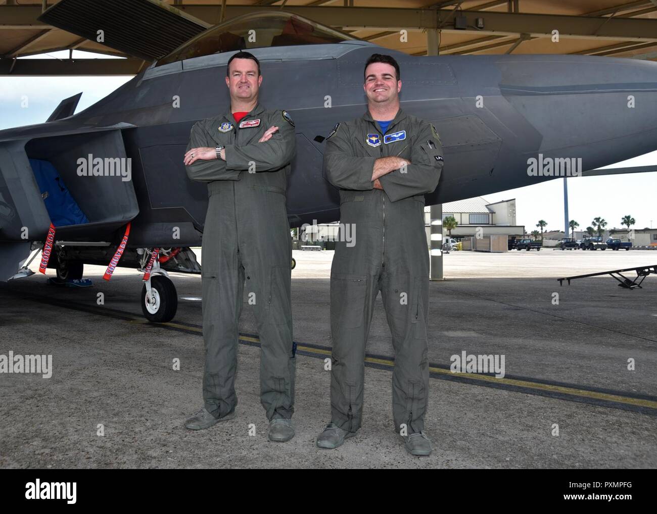 Stati Uniti Air Force Col. Randall W. Cason, 44th Fighter Group commander (sinistra), e suo figlio 2 Lt. Randall W. Cason III (a destra), 337a Air Control Squadron Aria da battaglia Manager, stare di fronte ad un F-22 Raptor presso il Tyndall Air Force Base Fla., flightline Giugno 16, 2017. Come un Aria da battaglia Manager, 2° Lt. Cason fornisce il comando e il controllo di aeromobili in combattimento battlespace e hanno avuto la possibilità di sostenere il suo padre durante una missione di addestramento oltre la costa del Golfo acque. Foto Stock