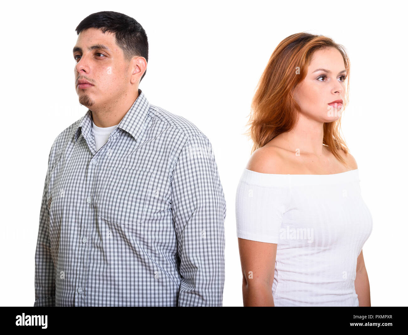 Studio shot della giovane coppia ispanica con uomo che guarda a sinistra e look donna Foto Stock
