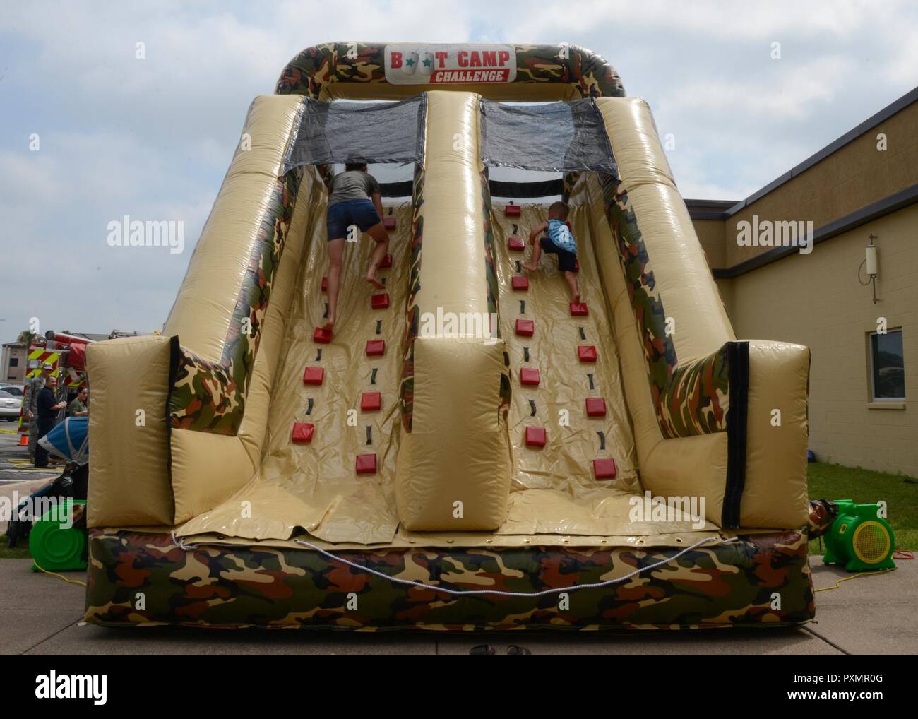 Uno stile di vita sano Festival partecipanti prendere sul percorso ad ostacoli a Laughlin Air Force Base, 13 giugno 2017. La corsa a ostacoli, fornito dalla 47th forza squadrone di supporto, ha dato ai genitori la possibilità di lasciare i loro figli esercizio durante il festival. Foto Stock Uno stile di vita sano Festival partecipanti prendere sul percorso ad ostacoli a Laughlin Air Force Base, 13 giugno 2017. La corsa a ostacoli, fornito dalla 47th forza squadrone di supporto, ha dato ai genitori la possibilità di lasciare i loro figli esercizio durante il festival. Foto Stock