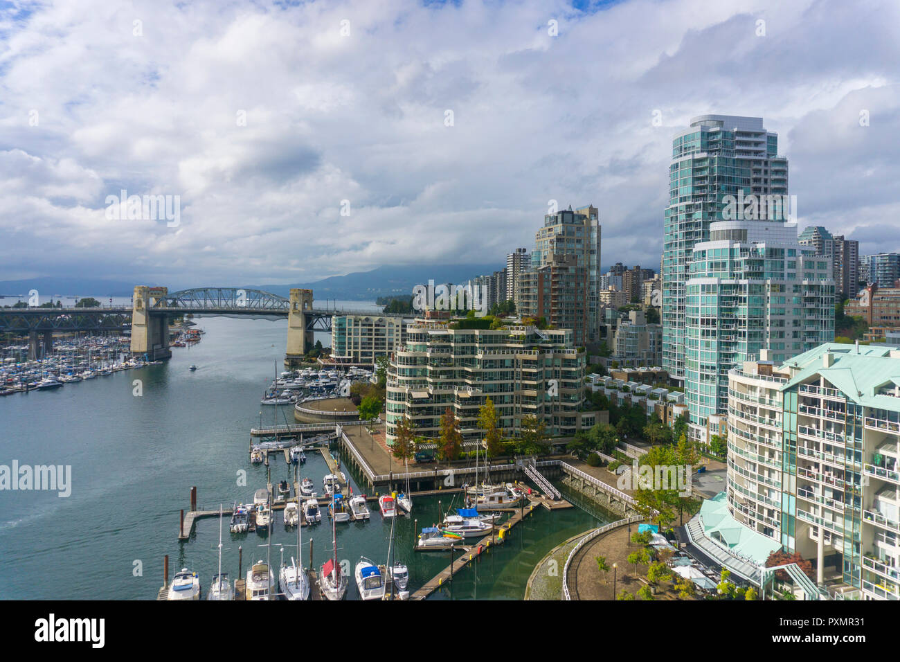 Vista su Vancouver False Creek e Burrard St Bridge Foto Stock
