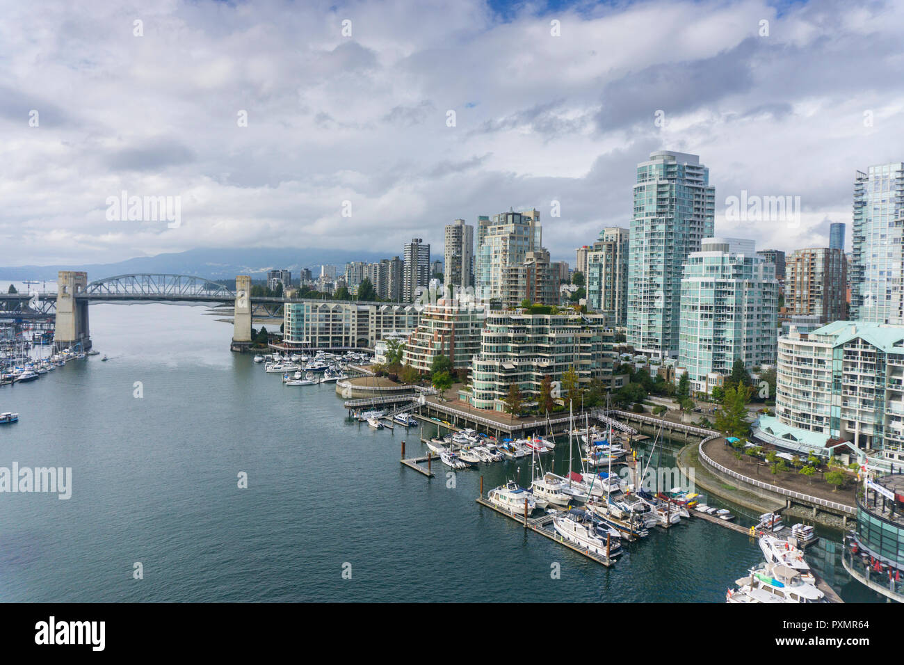 Vista su Vancouver False Creek e Burrard St Bridge Foto Stock