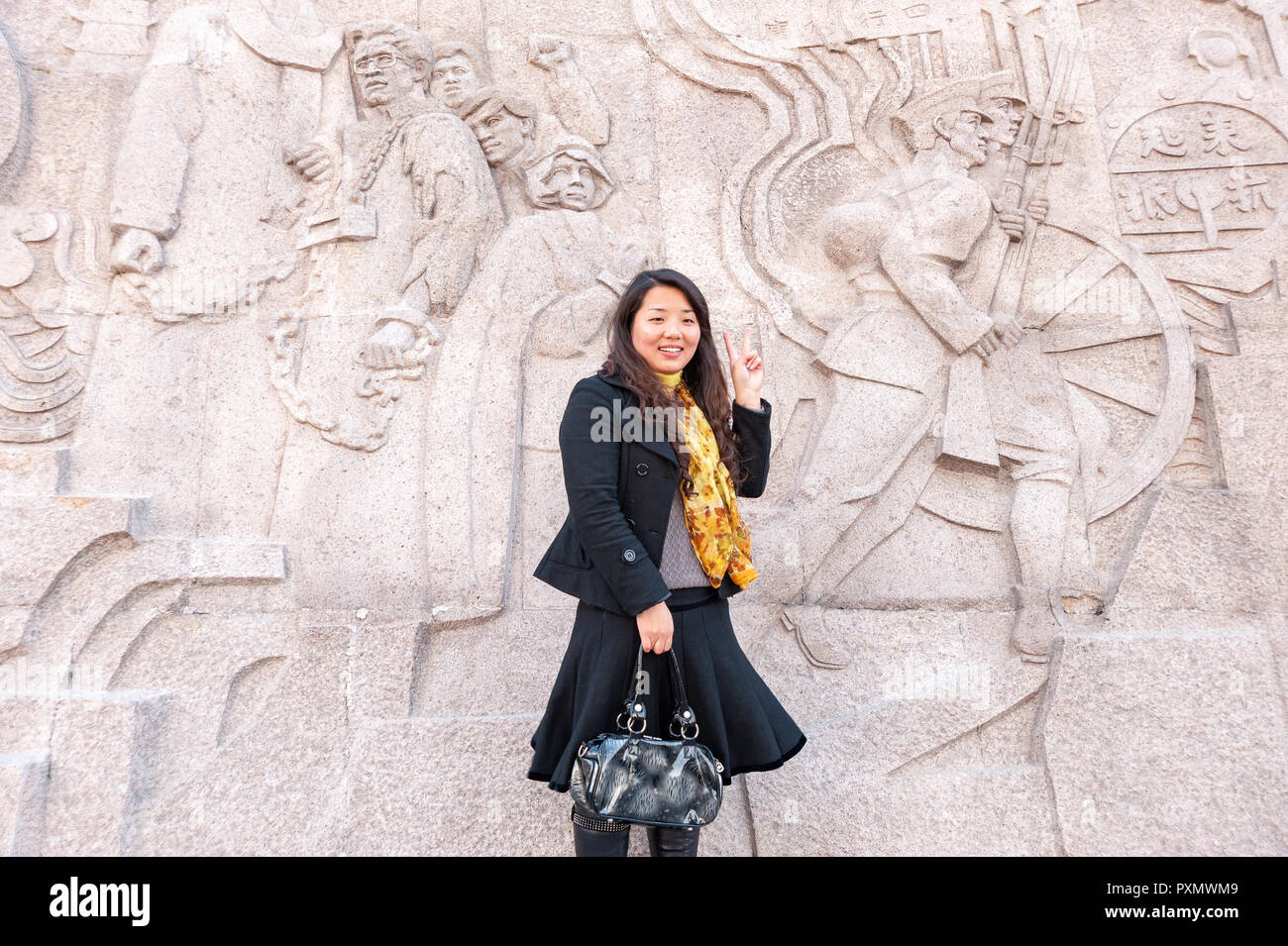 Fotografata davanti al Monumento per il popolo di eroi, Shanghai, Cina Foto Stock