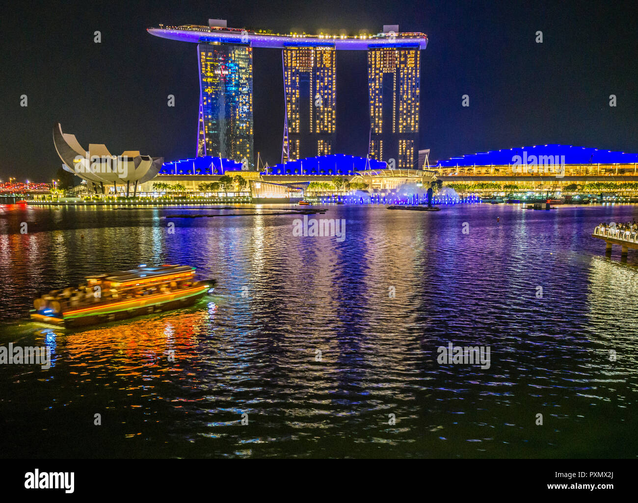 Vista di notte in tutta Singapore Marina Bay verso l'illumina il Marina Bay Sands Hotel. Foto Stock