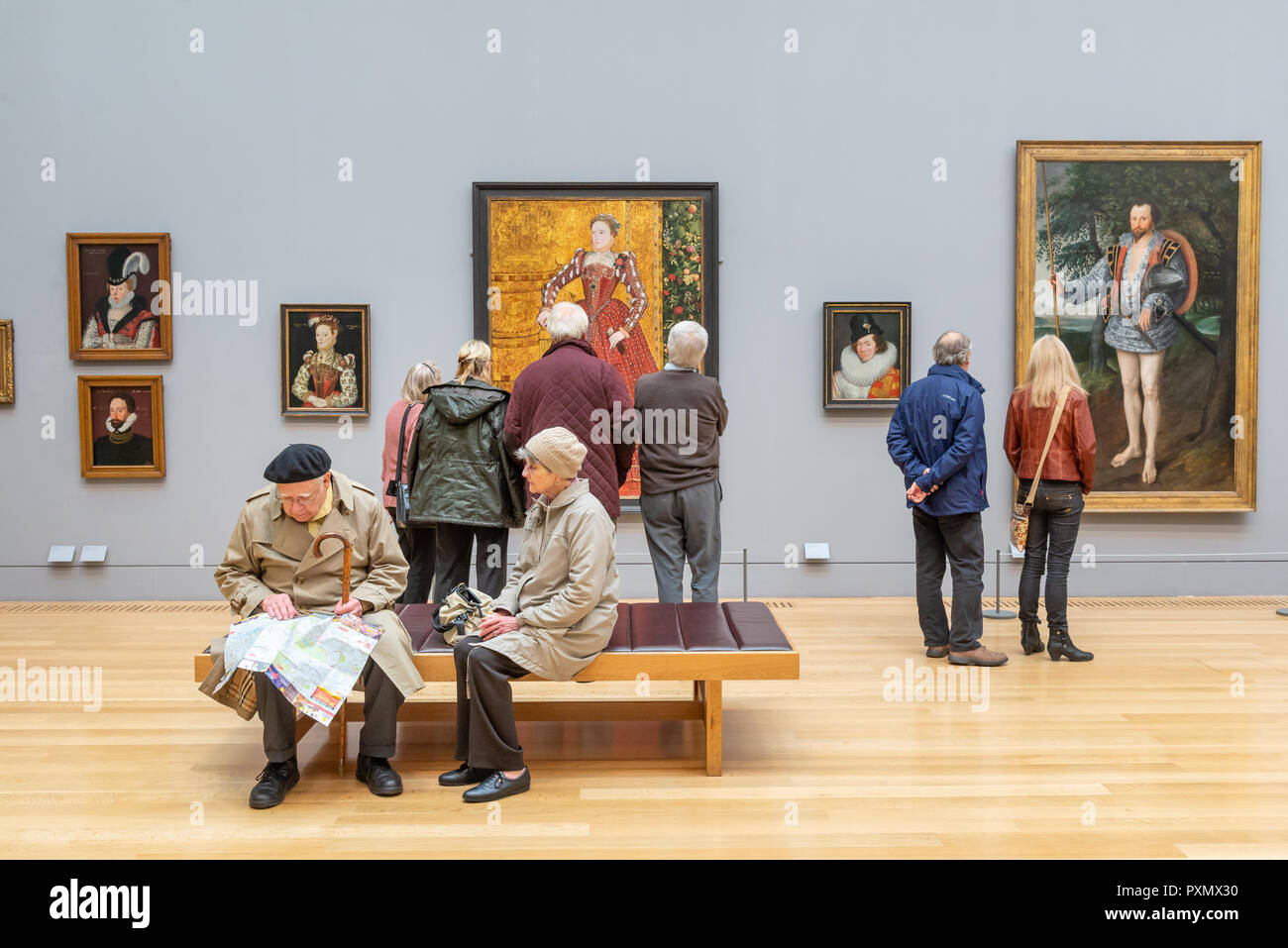 I visitatori che desiderano al XVI secolo l'arte in Tate Britain, London, Regno Unito Foto Stock
