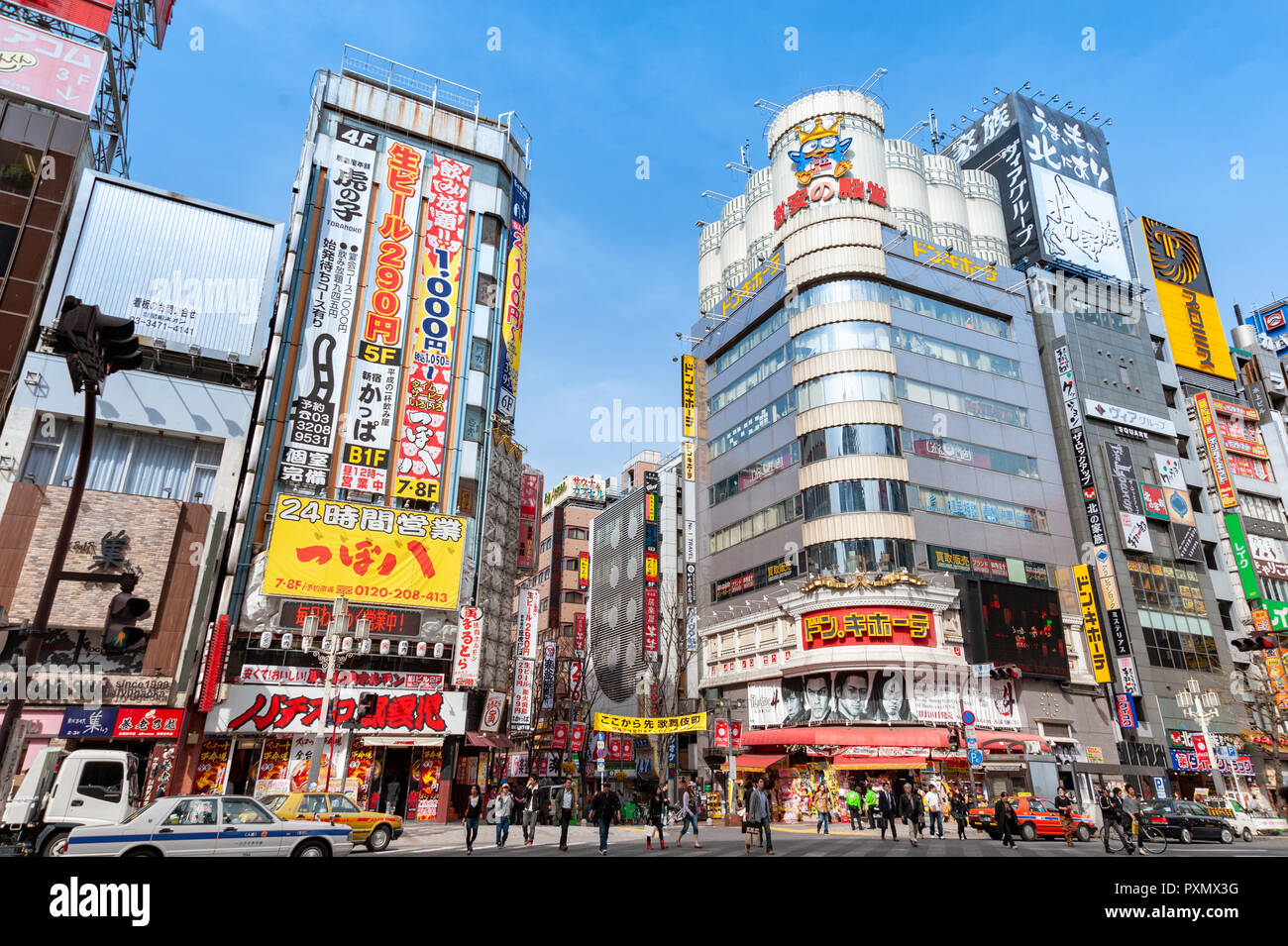 Yasukuni-Dori in Shinjuku, Tokyo, Giappone Foto Stock