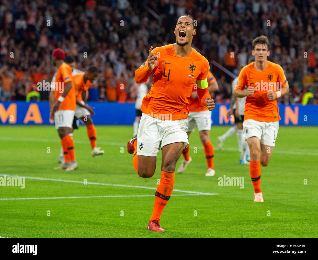 13-10-2018: Voetbal: Nederland v Duitsland: Amsterdam UEFA Nazioni League 2019 Virgilio van Dijk del Paesi Bassi heeft Nederland op voorsprong gezet Foto Stock