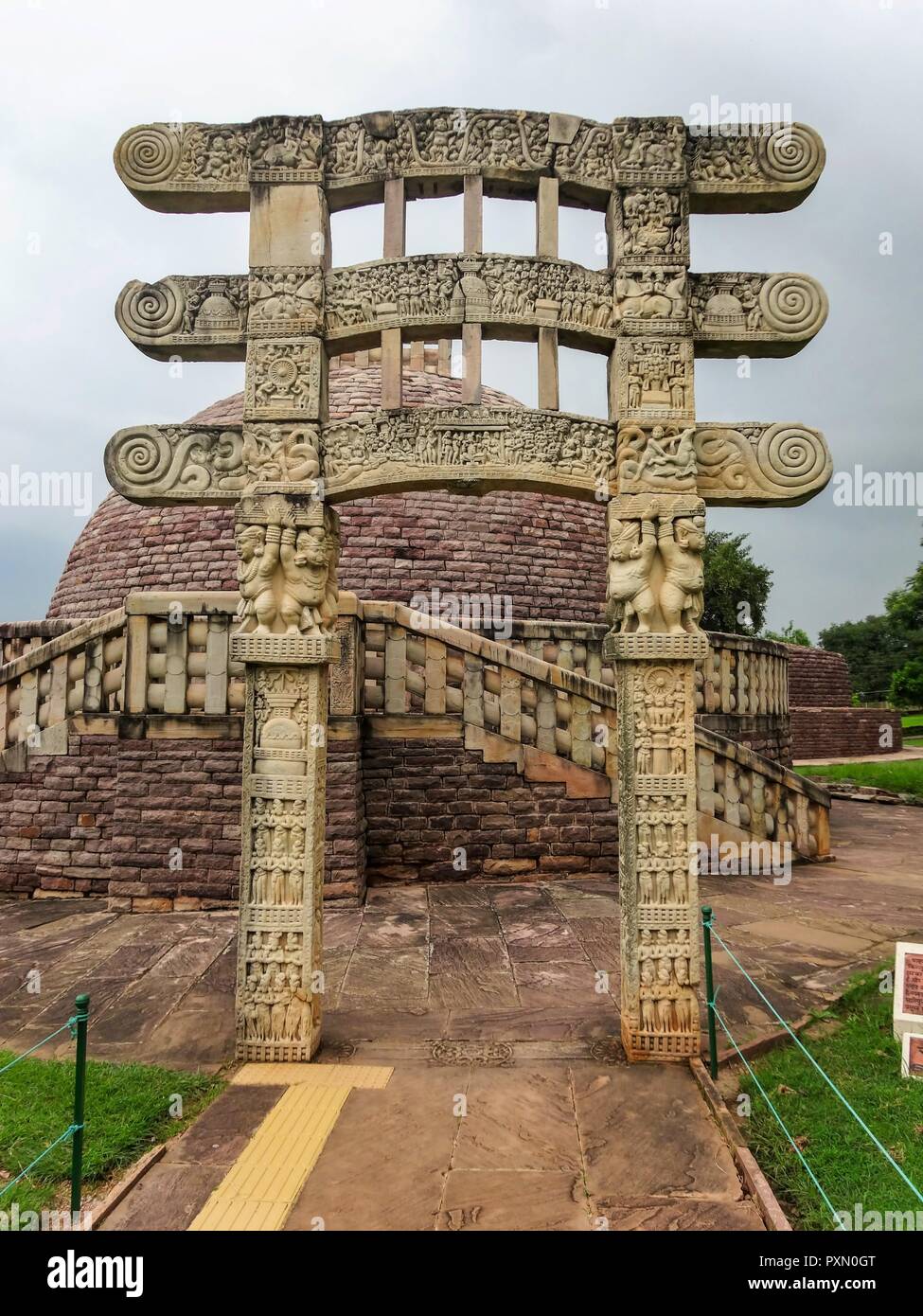 Il grande stupa di Sanchi/Madhya Pradesh/India-Sito Patrimonio Mondiale dell'UNESCO Foto Stock