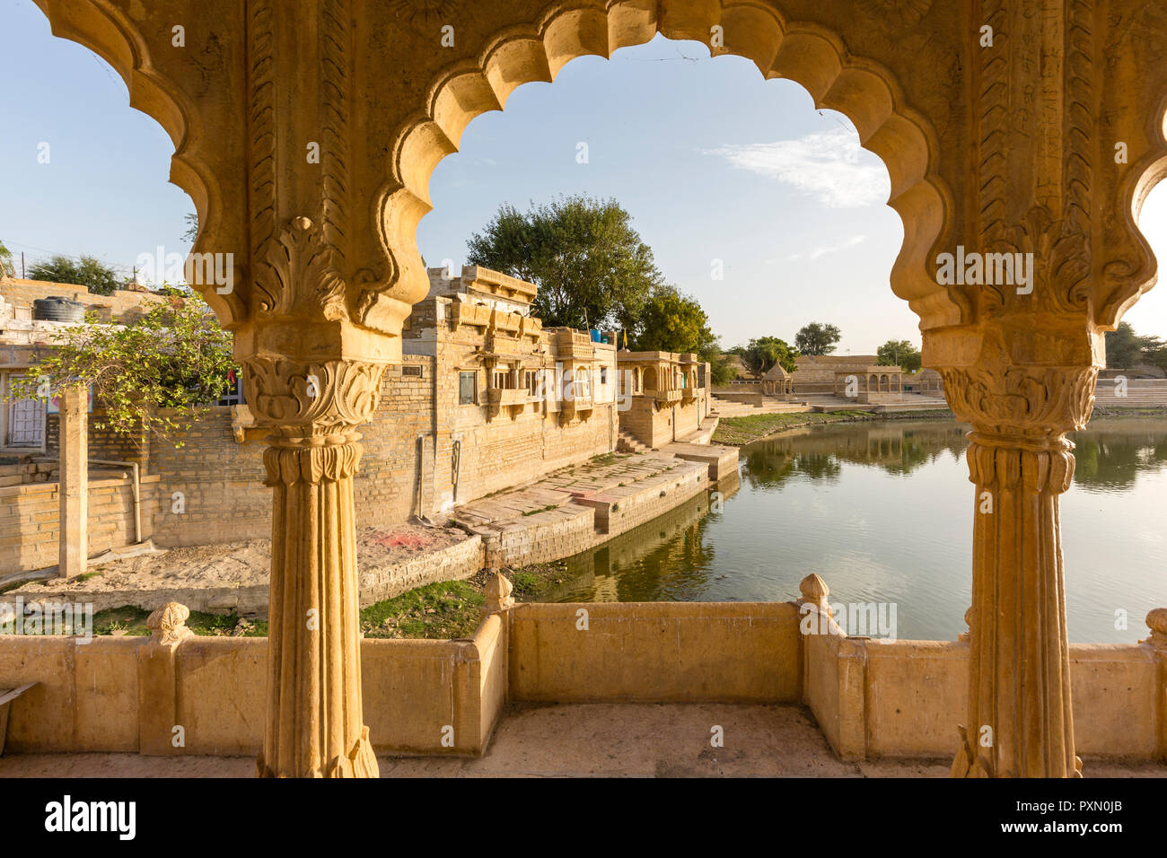 Vista del lago Gadisar dall'interno il Chhatri, nel deserto città di Jaisalmer in India Foto Stock