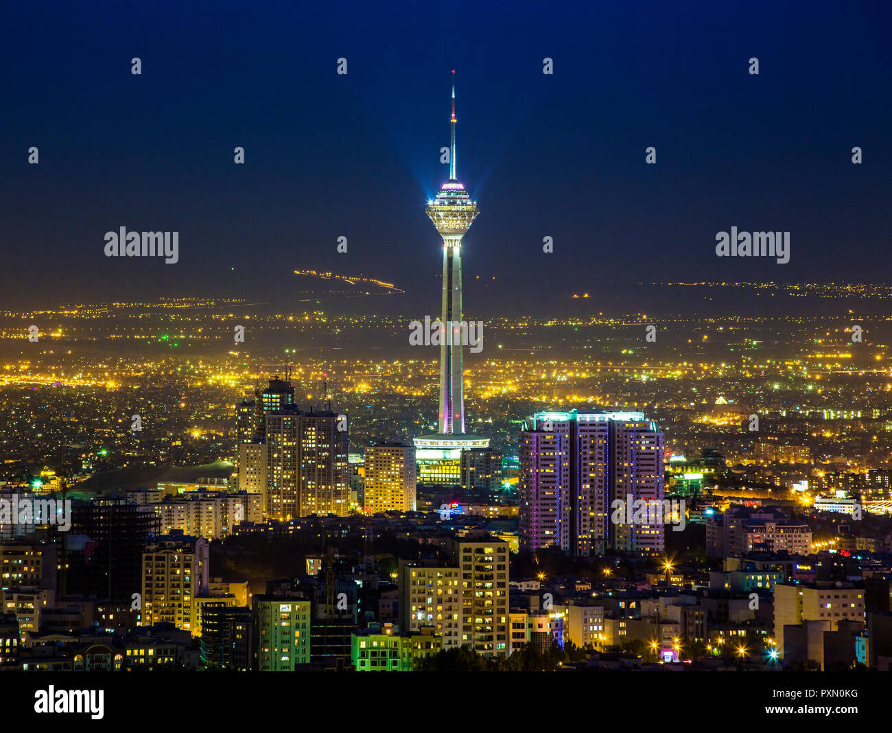 Torre Milad, conosciuta anche come la Torre di Teheran è la sesta-torre più in alto e il 24th-più alto struttura autoportante in tutto il mondo. Foto Stock