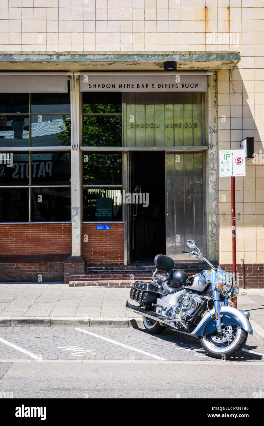 In stile retrò moto fuori dell'Ombra Wine Bar e sala da pranzo, William Street, Northbridge precinct, Perth, Western Australia Foto Stock