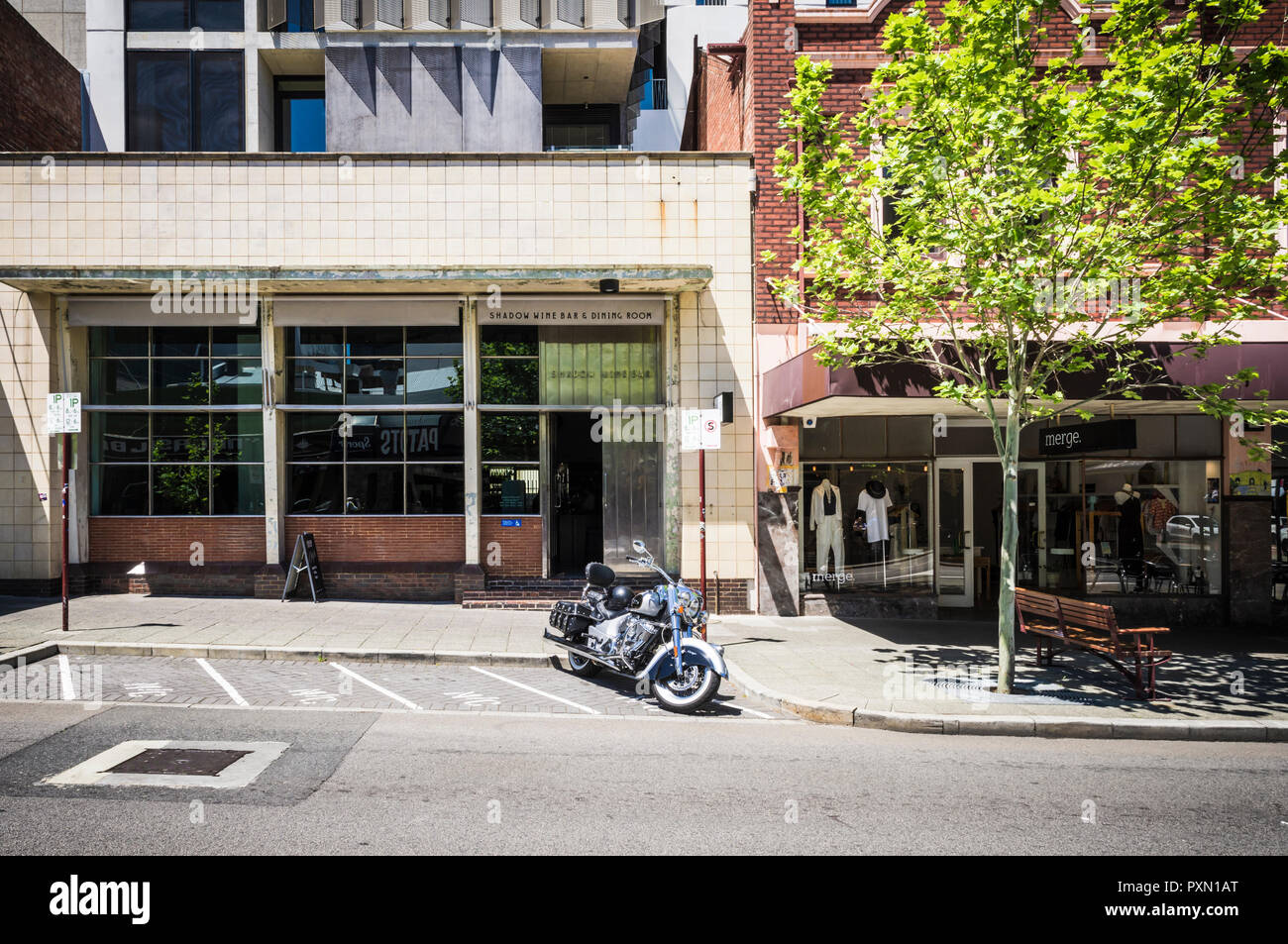 In stile retrò moto fuori dell'Ombra Wine Bar e sala da pranzo, William Street, Northbridge precinct, Perth, Western Australia Foto Stock