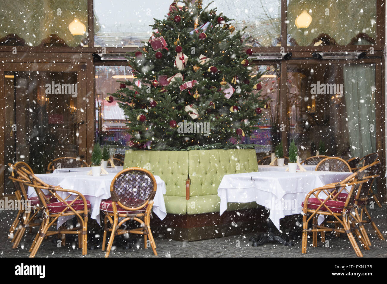 Decorazioni di Natale per bar o ristorante. All'esterno Foto stock - Alamy