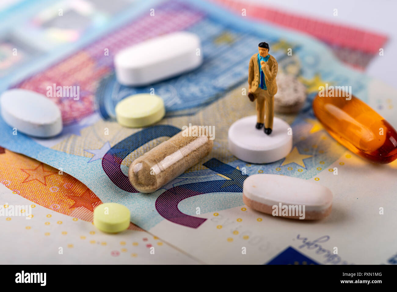Farmacia industria concetto business. imprenditore permanente sulla pillola medica Foto Stock