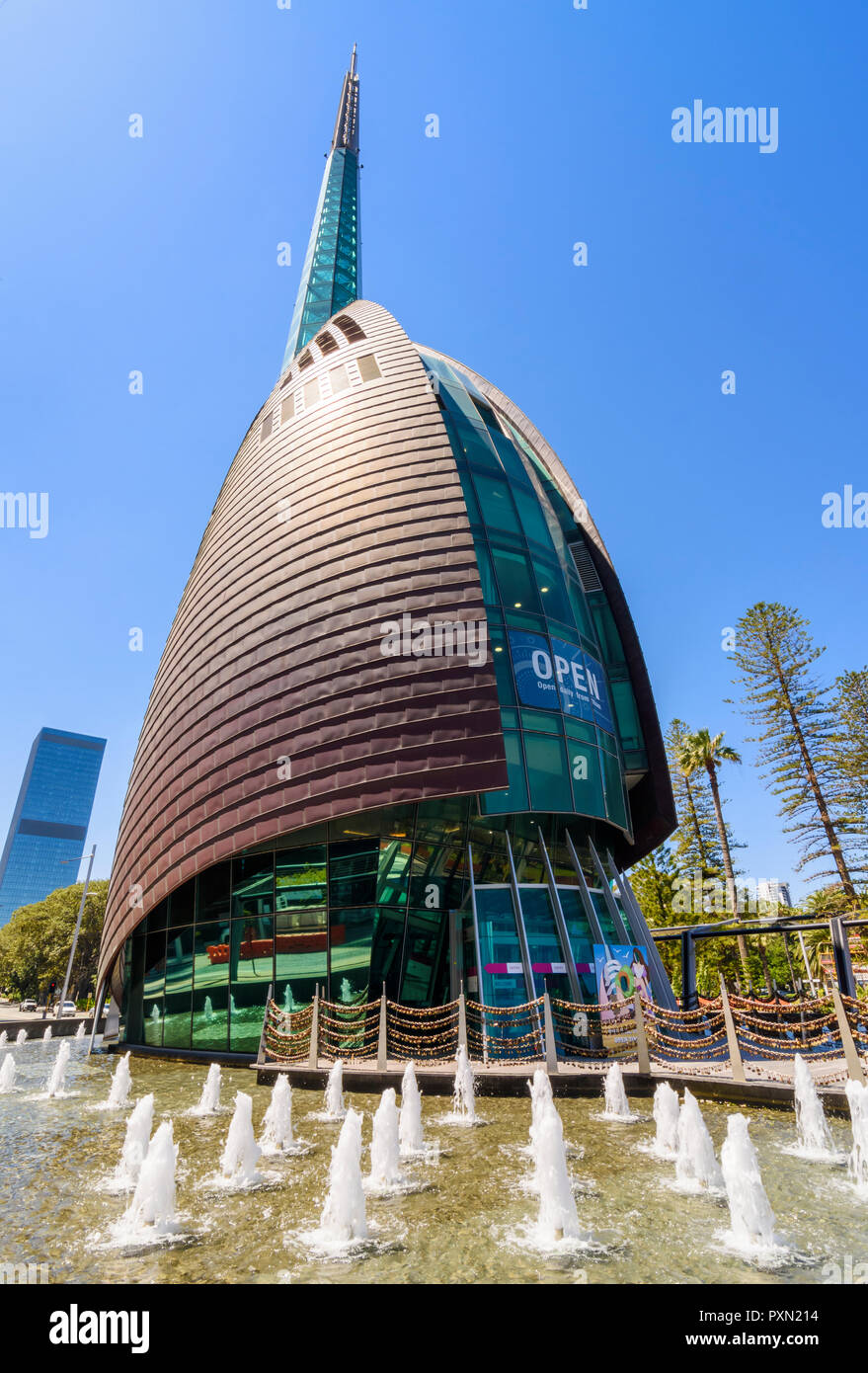 Il campanile di Swan e il piazzale antistante fontane, Barrack Square, Perth, Western Australia Foto Stock