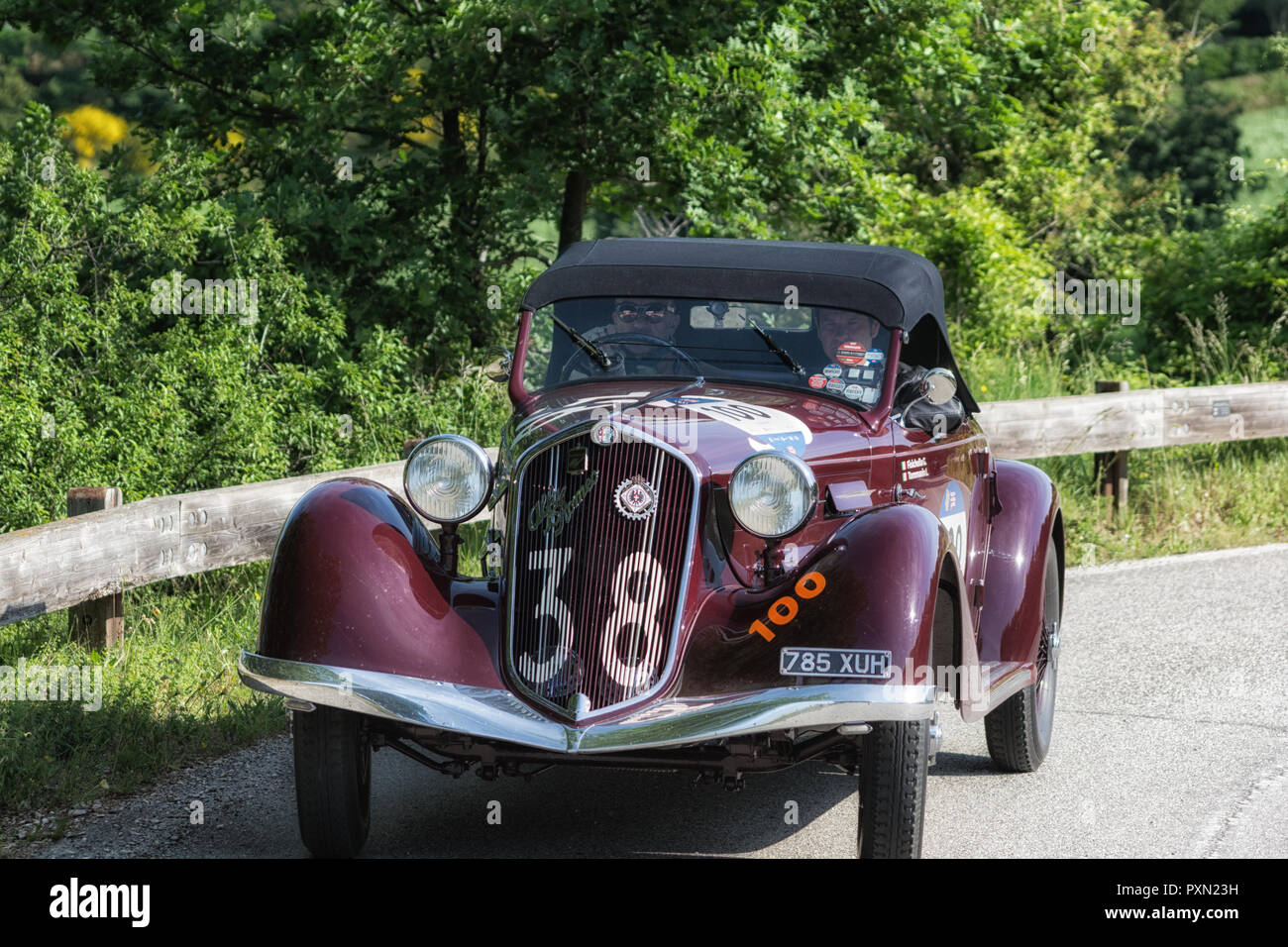 PESARO COLLE SAN BARTOLO , Italia - Maggio 17 - 2018 : Alfa Romeo 6C 2300 PESCARA SPIDER 1935 su una vecchia macchina da corsa nel rally Mille Miglia 2018 il famoso ho Foto Stock