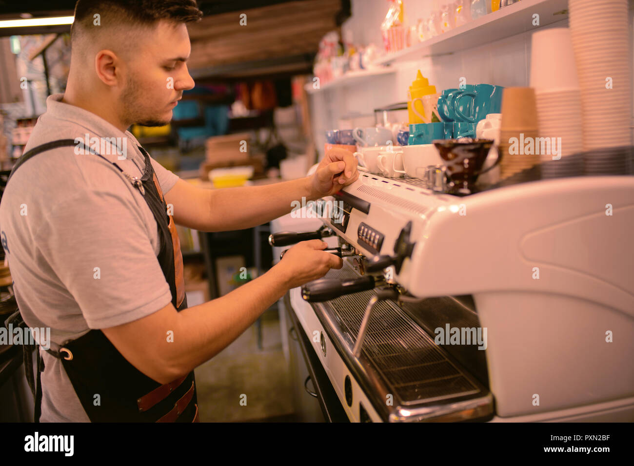 Serio persona di sesso maschile che lavorano in caffetteria da soli Foto Stock