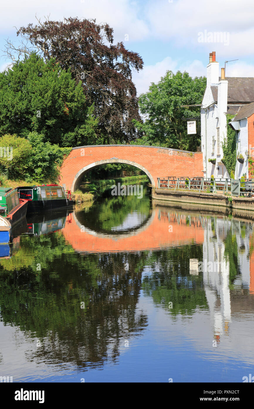 Il vecchio ponte sul fiume Soar portando alla navigazione Locanda, un idilliaco riverside pub, e ormeggiato narrowboats. Barrow su Soar, Loughborough. Regno Unito Foto Stock