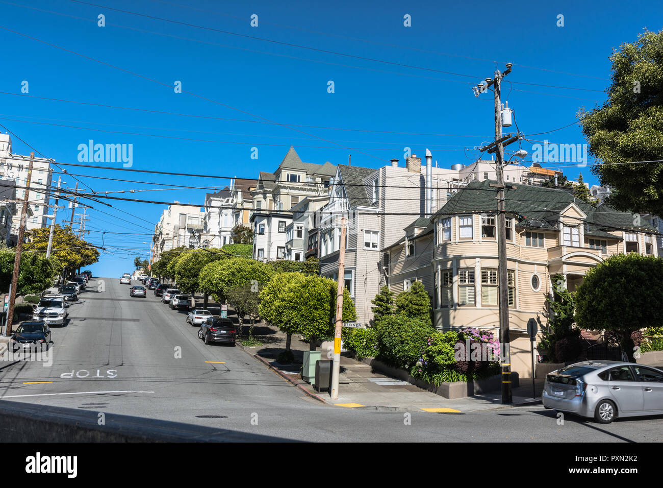 San Francisco, California, Stati Uniti d'America - 17 Luglio 2017 : Angolo di Steiner e Broadway Street Foto Stock