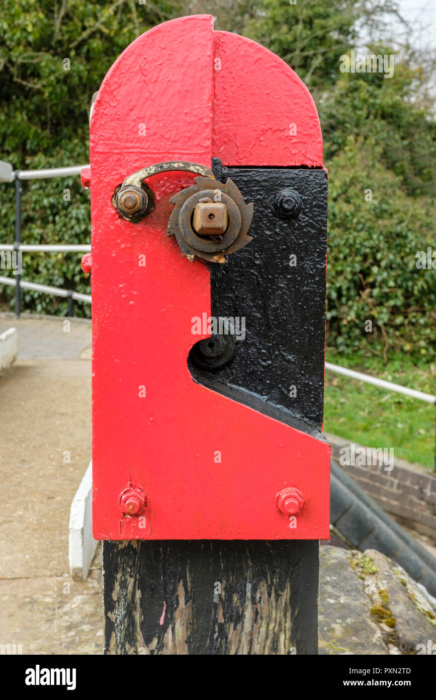 Canal bloccare il portellone di meccanismo di apertura, Grand Union Canal, England, Regno Unito Foto Stock