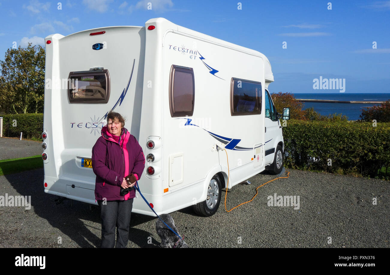 La donna in piedi accanto al camper, Seaview Roulotte, Berwick Upon Tweed Foto Stock