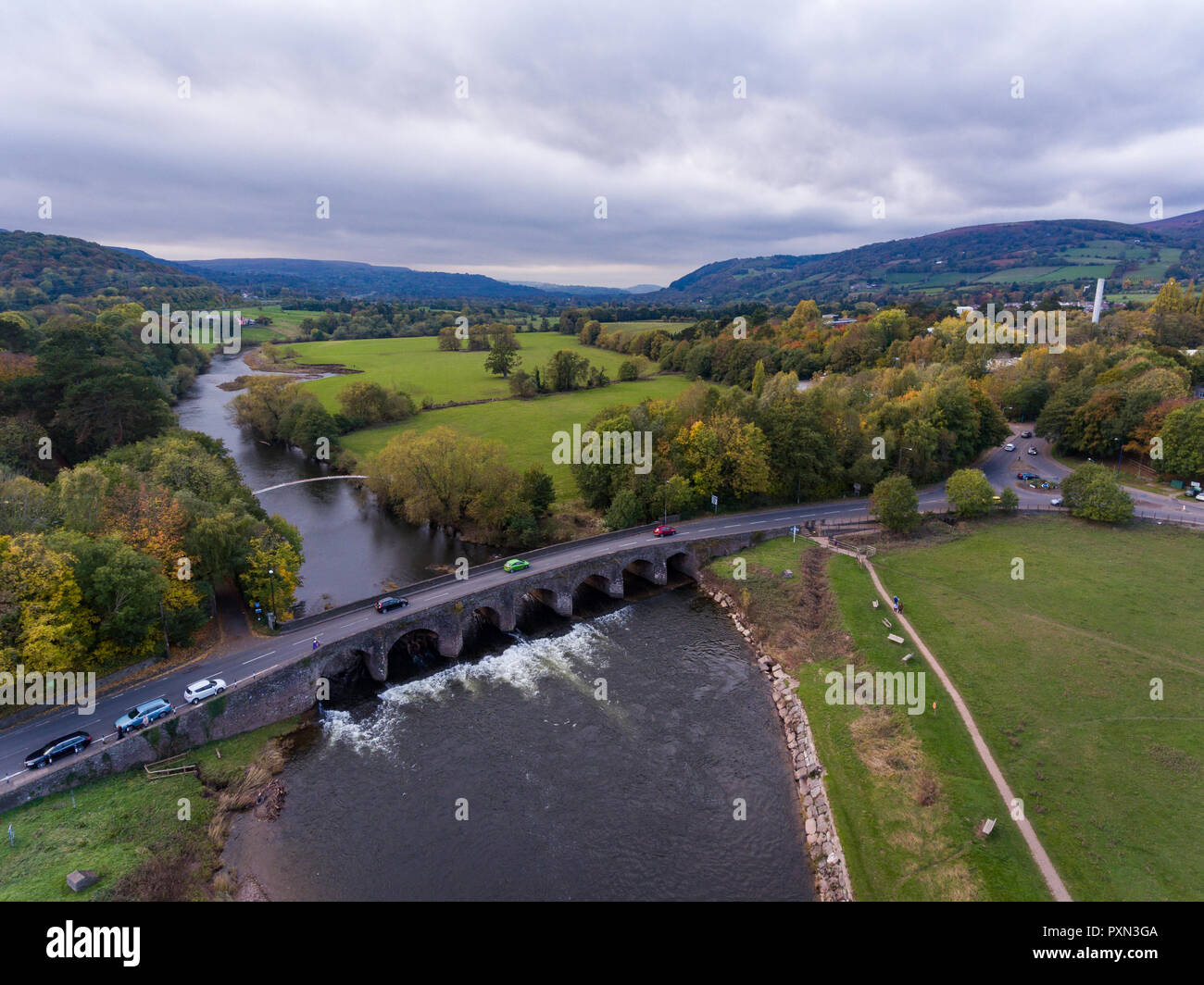 Vista aerea della cittadina gallese Abergavenny vicino a Brecon Beacons Galles Foto Stock