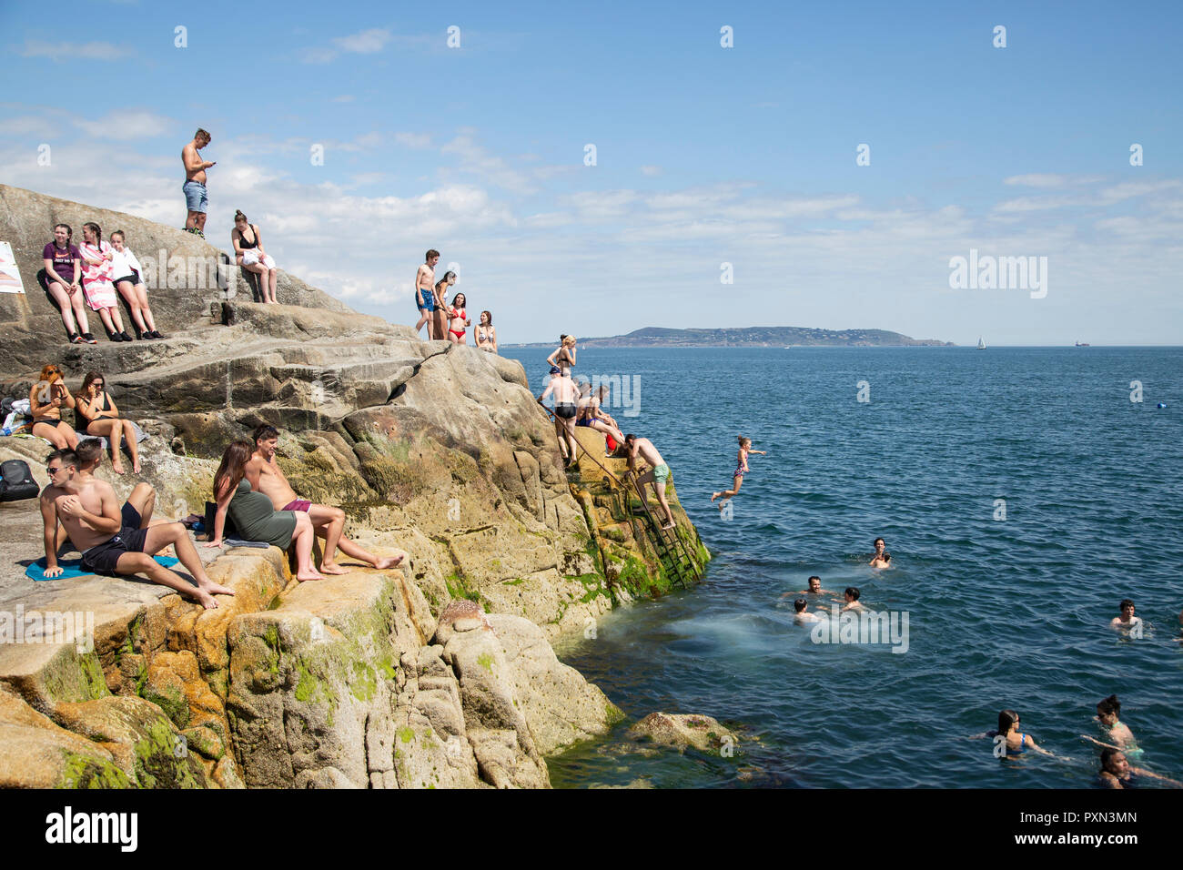 Nuotatori nell'area balneare di Forty Foot a Sandycove, città di Dublino, Irlanda. Foto Stock