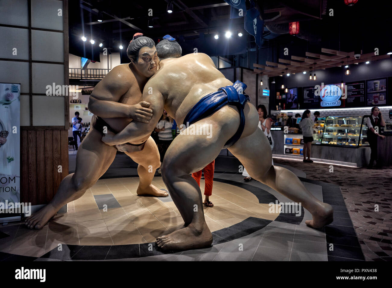 Lottatori di Sumo. Statua di lottatori di sumo protagonista presso un ristorante giapponese nel terminale 21 a tema di Tokyo shopping mall, Pattaya Thailandia del sud-est asiatico Foto Stock