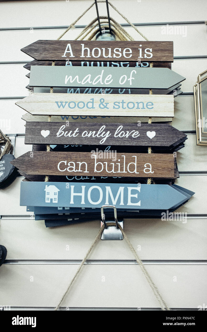 La composizione del dipinto in legno pane con motivazionali e citazioni ispiratrici - Solo l amore può costruire una casa sulla parete dello sfondo. In stile vintage ton Foto Stock