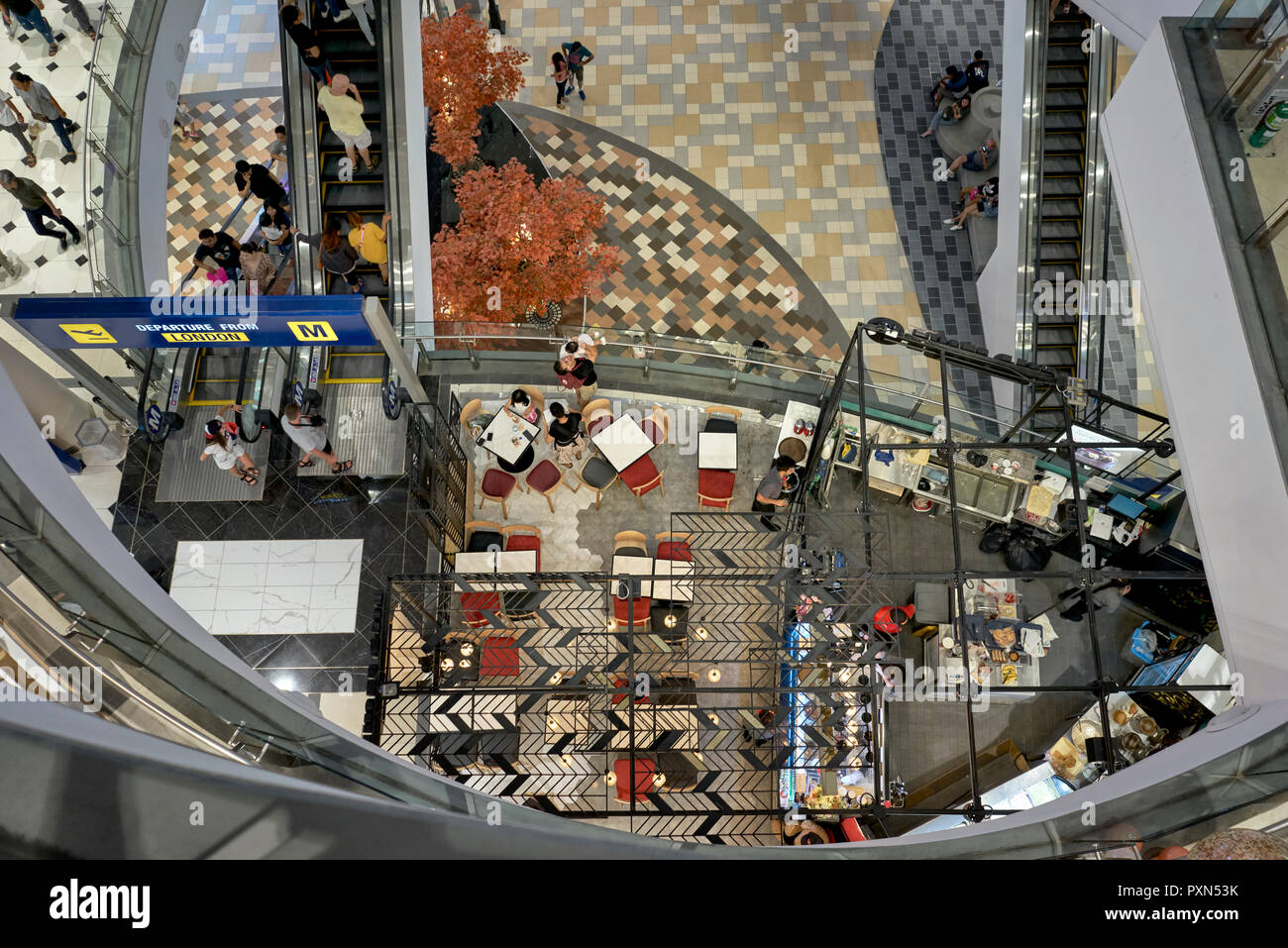 Vista aerea del popolo. Guardando verso il basso sulle persone dal di sopra. Thailandia shopping mall vista. Foto Stock