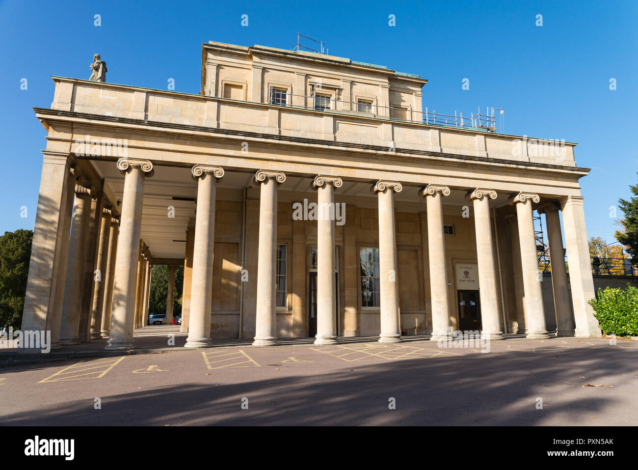 La Pittville Pump Room in Pittville Park, Cheltenham, Gloucestershire è un edificio regency e la più imponente edificio termale rimanente in Cheltenham Foto Stock