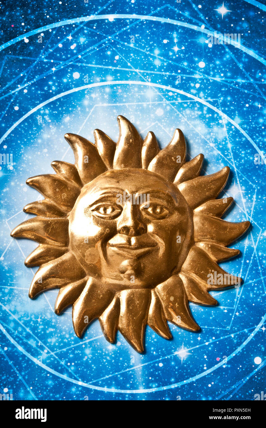 Sun con il volto, oggetto decorativo sul grafico astrale Foto Stock