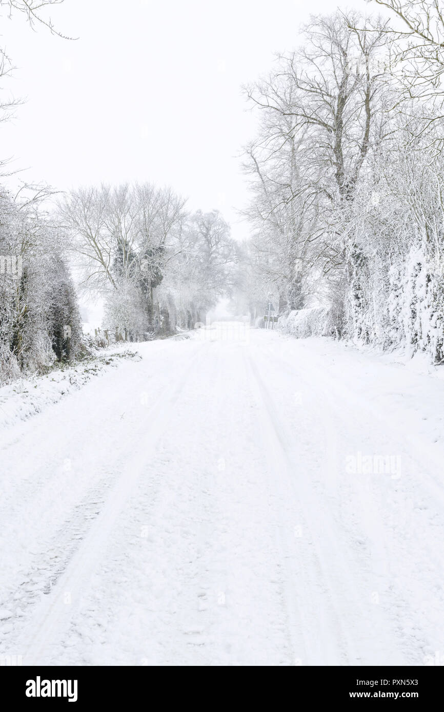 British country road nel paesaggio rurale coperto di neve in inverno. Buckinghamshire, UK Foto Stock
