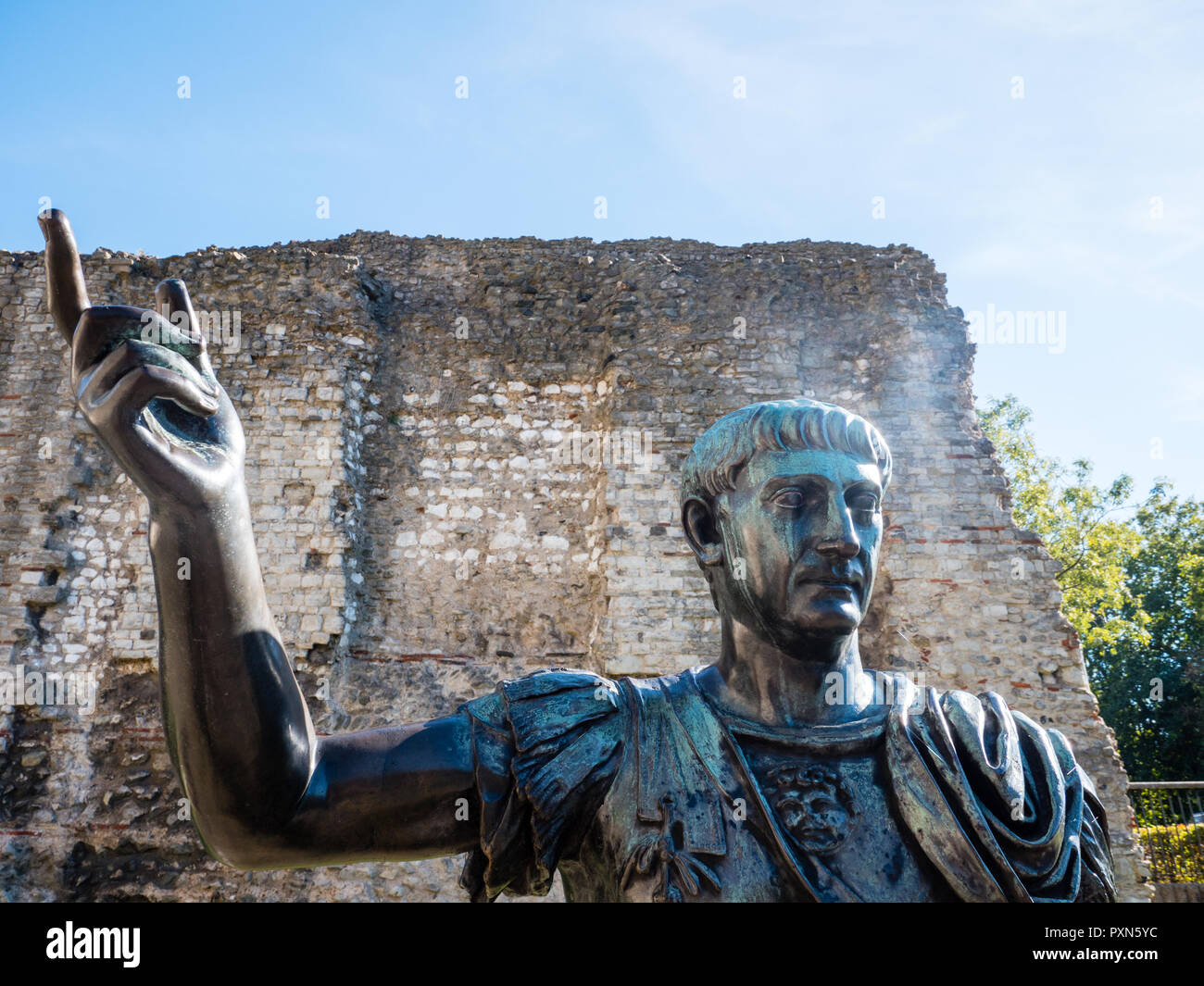 Statua di bronzo di imperatore romano Traiano London Wall, vicino, Tower Hill, London, England, Regno Unito, GB. Foto Stock