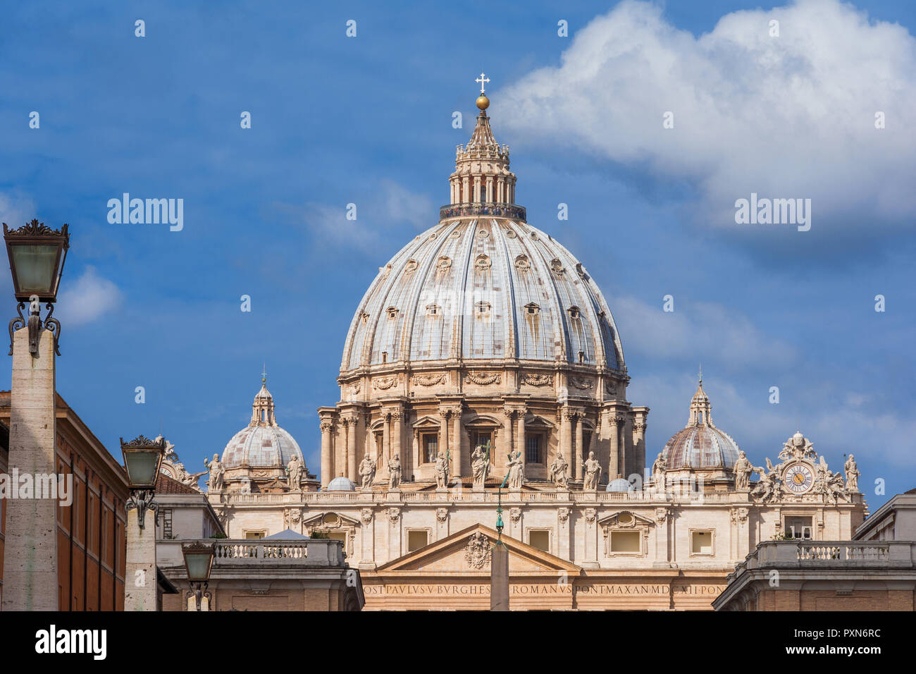 Vista della bellissima San Pietro Cupola di nubi e la Luna, da Via della Conciliazione (strada della conciliazione) Foto Stock