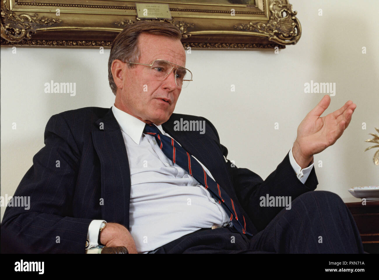 Washingtron,DC 1989/03/01 Presidente G H W Bush intervista dai redattori del Readers Digest nell'Ufficio Ovale della Casa Bianca, foto di Dennis Brack Foto Stock