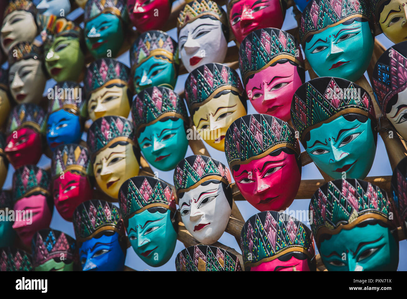 Colorato Giavanesi tradizionali maschera facciale (Topeng Wayang) in Jogjakarta, Indonesia Foto Stock