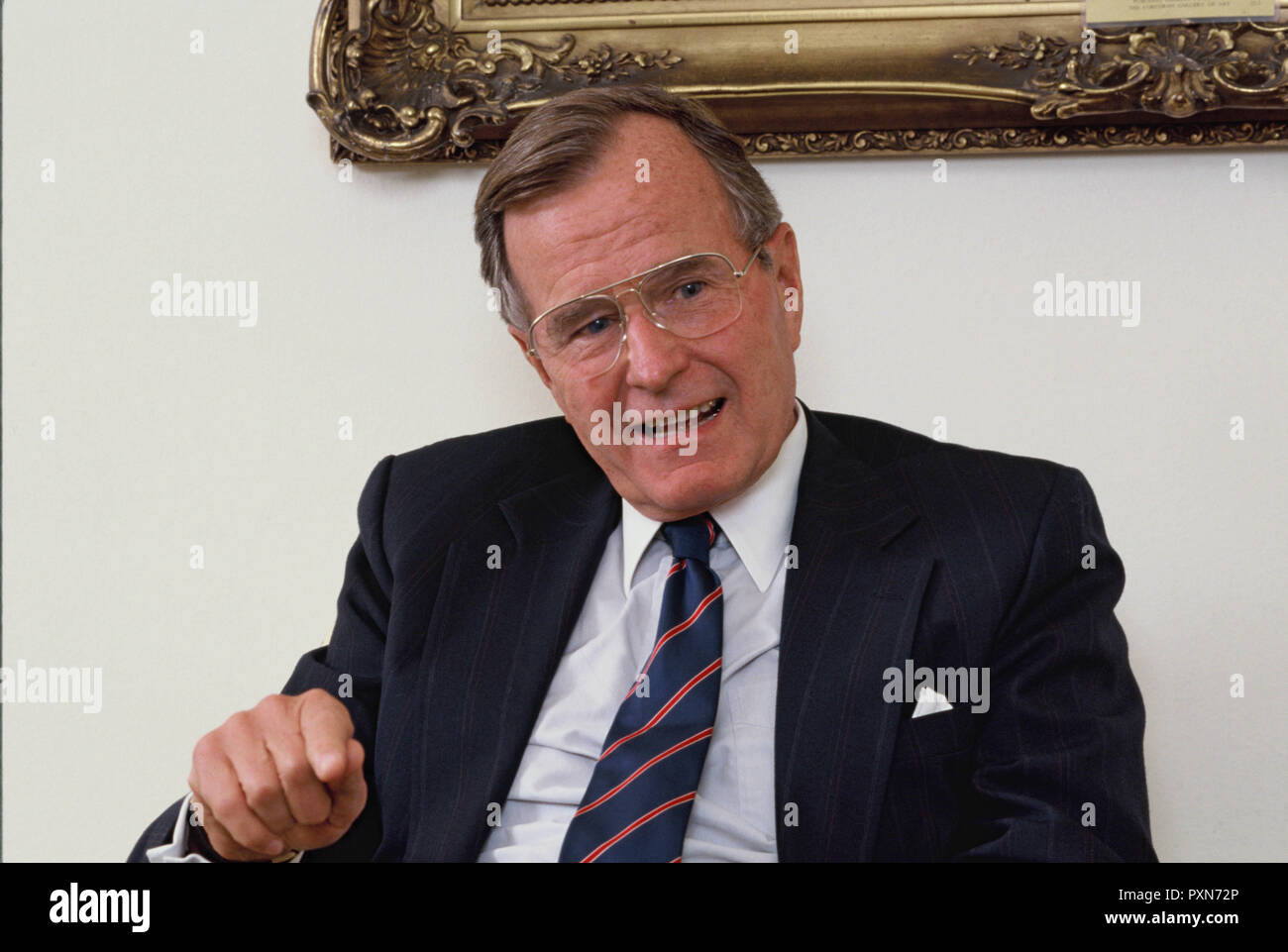 Washingtron,DC 1989/03/01 Presidente G H W Bush intervista dai redattori del Readers Digest nell'Ufficio Ovale della Casa Bianca, foto di Dennis Brack Foto Stock