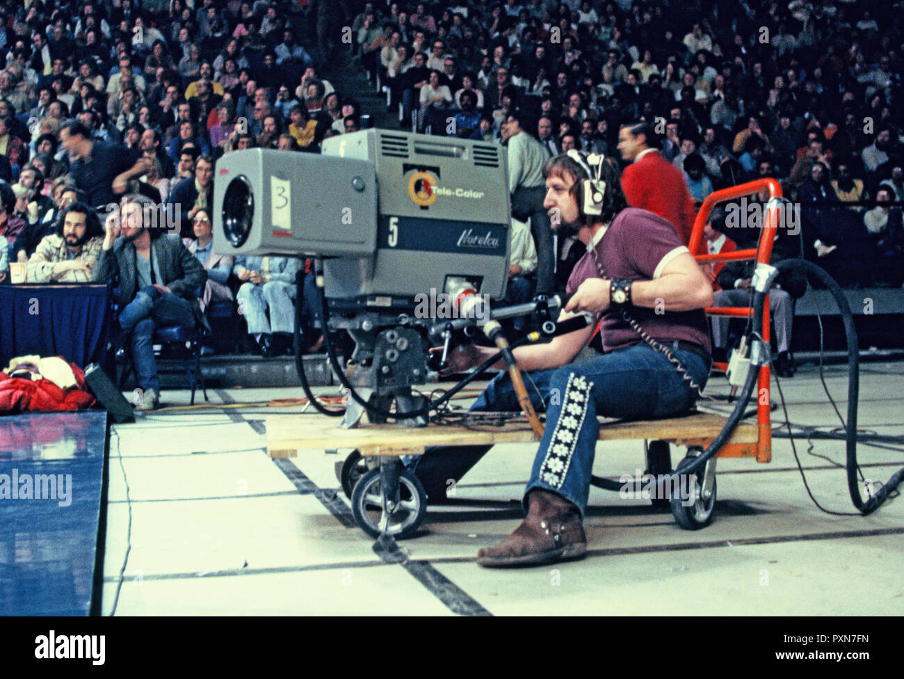 Washington, DC 1974/04/01 Televison cameraman ad una partita di basket . Foto di Dennis Brack Foto Stock
