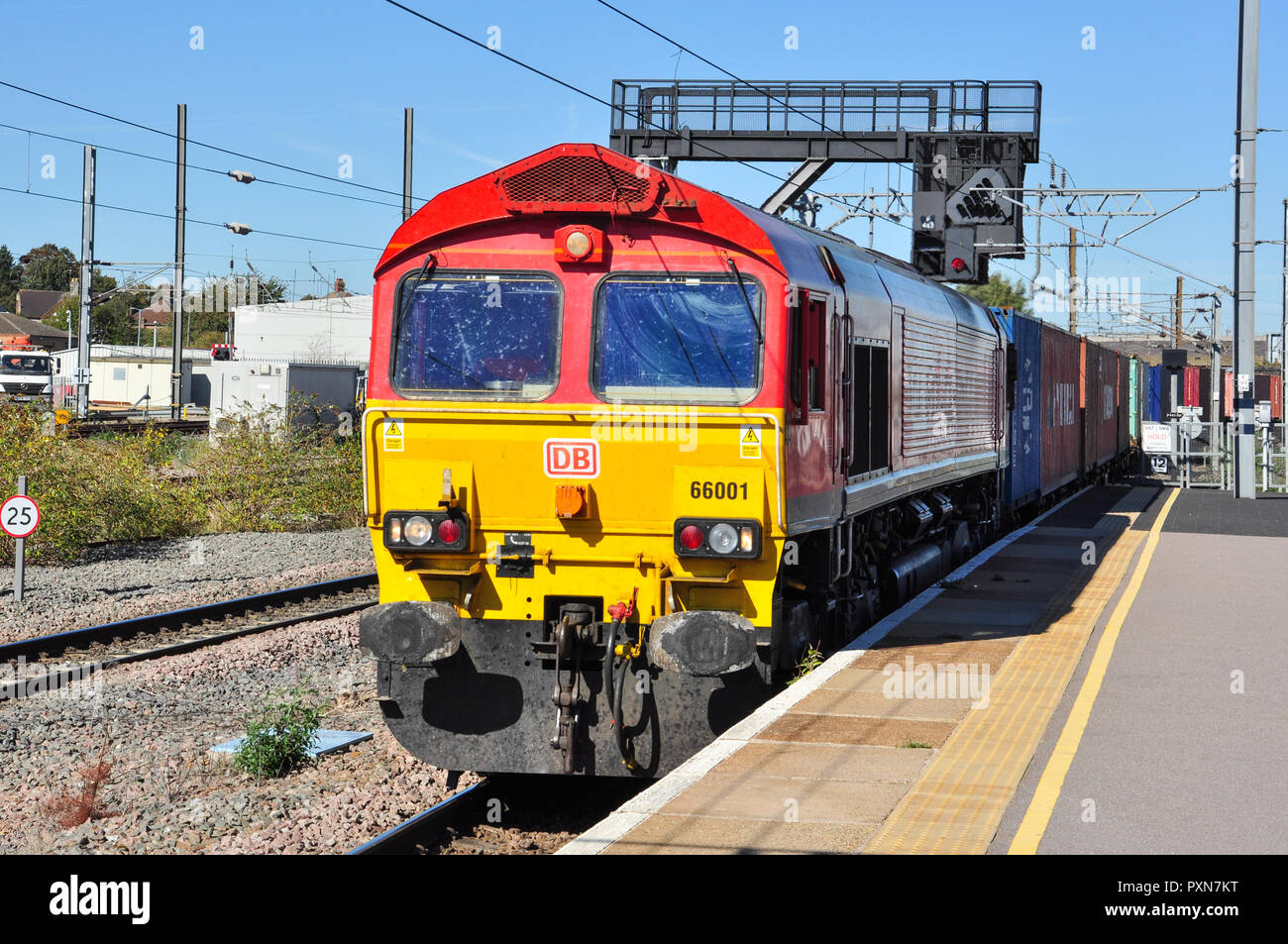 Deutsche Bahn classe 66 n. 66001 capi un southbound freight in Peterborough, CAMBRIDGESHIRE, England, Regno Unito Foto Stock