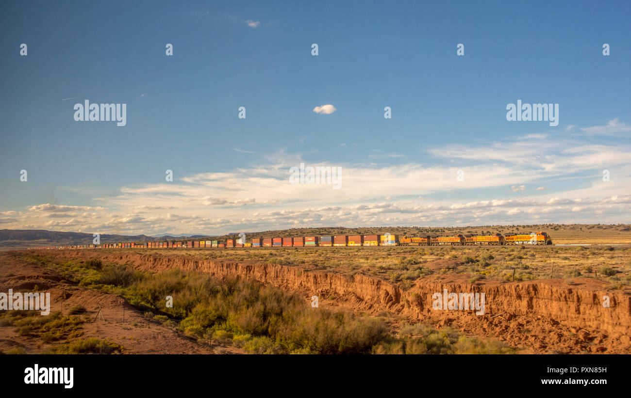 Lungo treno merci al di fuori Albuquerque, New Mexico, visto dal treno Amtrak Southwest Chief. Foto Stock