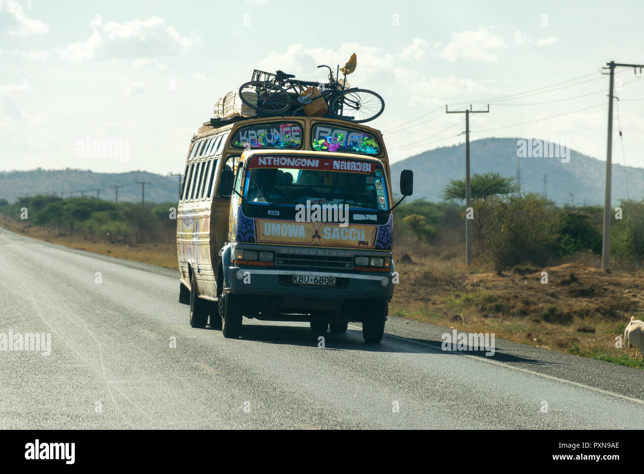 Un colorito autobus rigidi lungo un tratto di strada di Mombasa, in Kenya Foto Stock