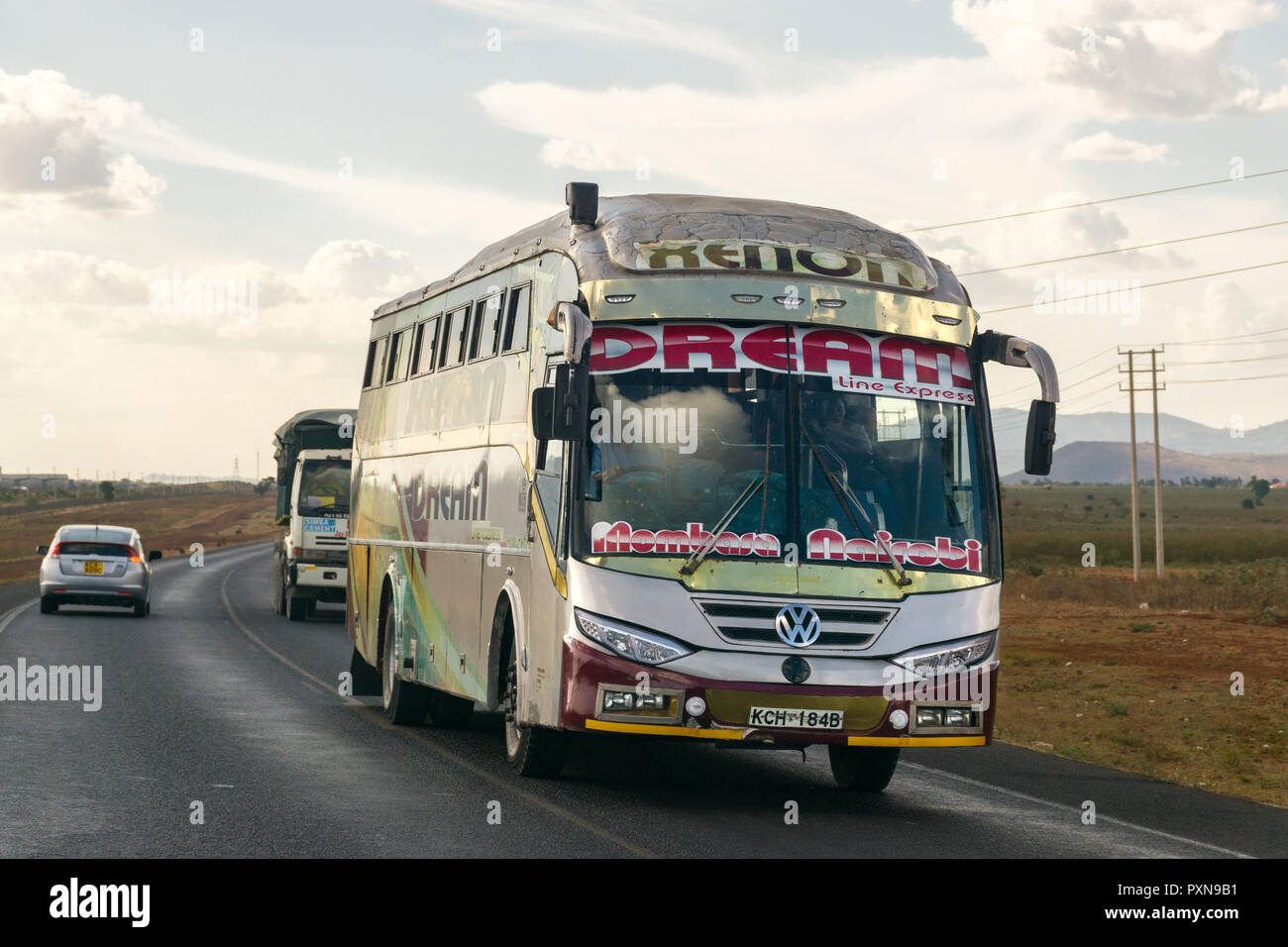 Una grande unità bus lungo un tratto di strada di Mombasa, in Kenya Foto Stock