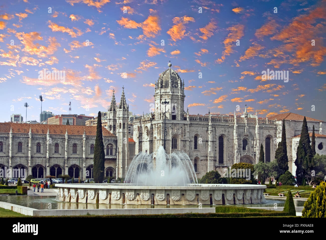 Vista sul monastero Jeronimos Lisbona Portogallo al tramonto Foto Stock