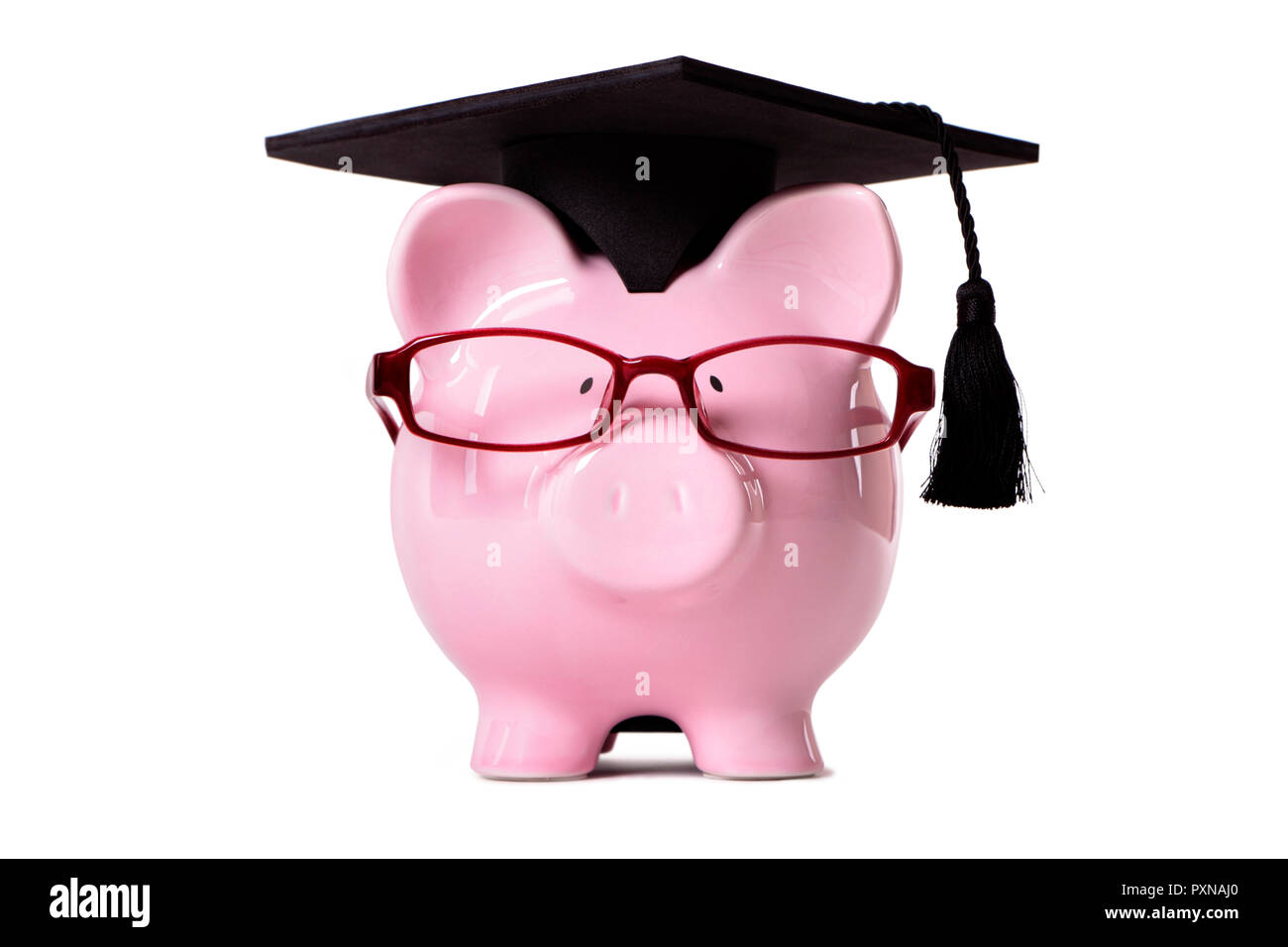 Rosa salvadanaio vestito come uno studente di college con mortaio board e bicchieri. Isolato su bianco. Foto Stock
