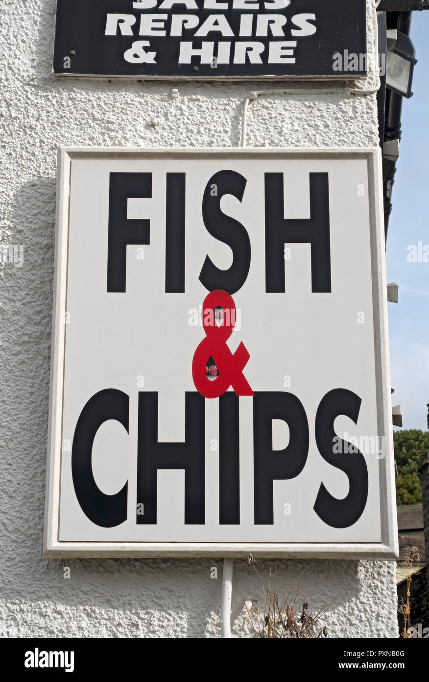Fish and chips shop & chip sign close up Inghilterra Regno Unito Regno Unito Gran Bretagna Foto Stock