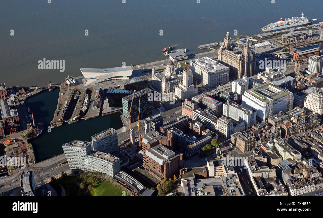 Vista aerea del lungomare di Liverpool con il Museo di Liverpool e il Liver Building prominente, Liverpool, Regno Unito Foto Stock