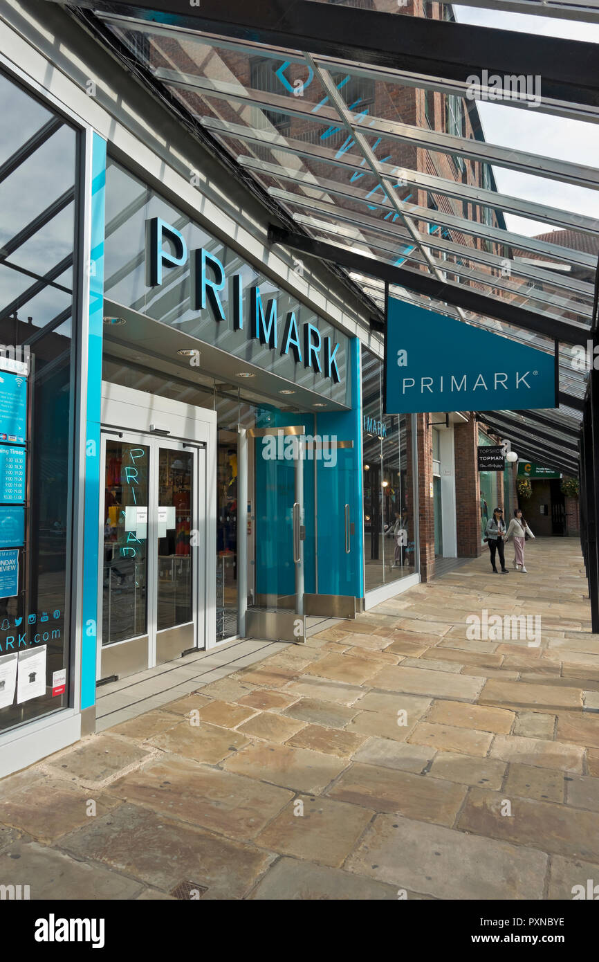Negozio di abbigliamento e accessori negozio di abbigliamento e articoli di abbigliamento Primark Coppergate Shopping Center York North Yorkshire Inghilterra Regno Unito Foto Stock