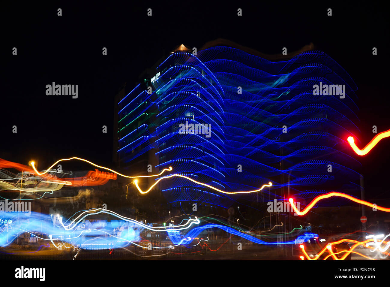 Istanbul, Turchia - 16 Maggio 2018 : Double Tree by Hilton Hotel a Istanbul Kadikoy, exposured lungo la notte. Ci sono delle belle luci di coda di alcune vetture. Foto Stock