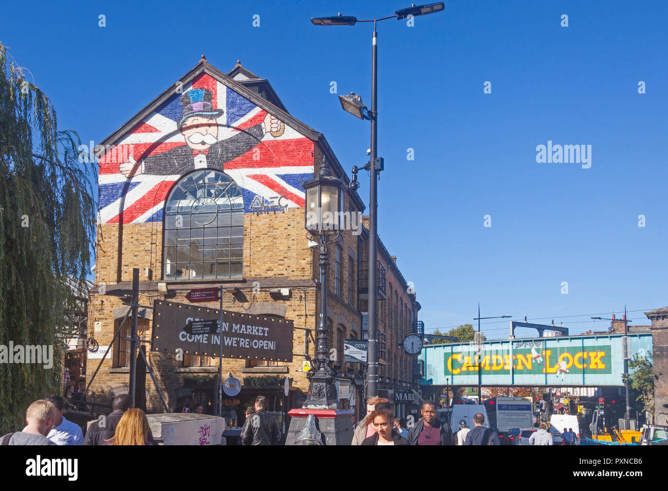 London Borough di Camden. Un tipicamente occupato in scena al Camden Lock, visto da Camden High Street. Foto Stock